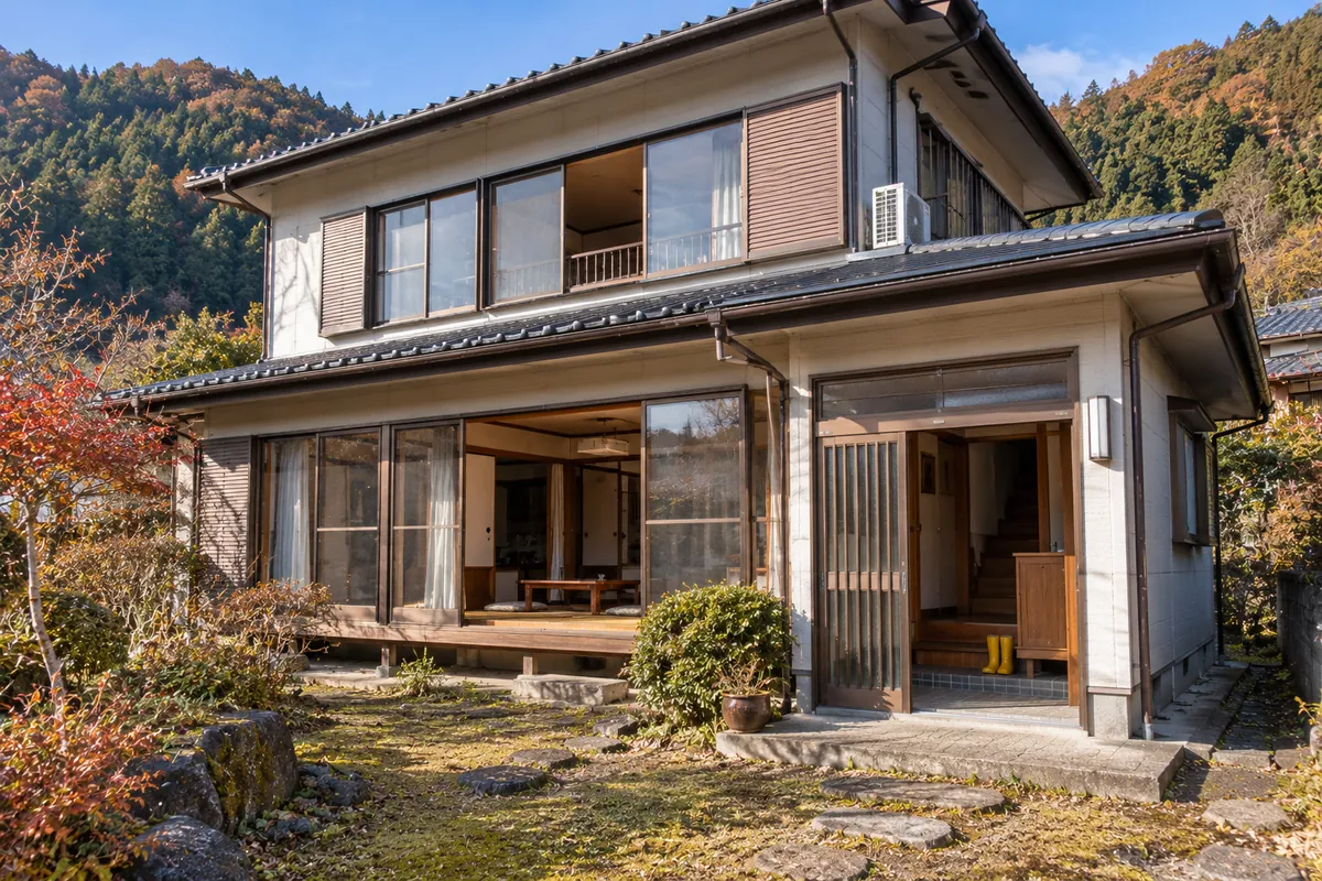 秋の午後の、縁側のある二階建ての家。玄関の内側に、小さな黄色い長靴が一足そろえてある